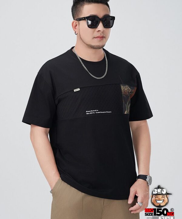 Alternative view of Áo thun tay ngắn phối vải họa tiết ở ngực với đường chỉ V line cá tính