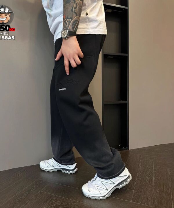 Alternative view of Quần dài jogger ống slim wax khói nhấn logo mountain