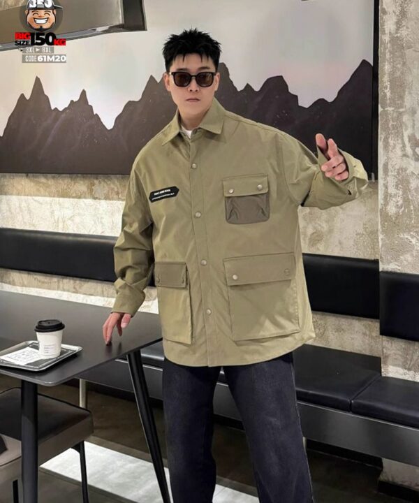 Áo khoác sơ mi túi hợp cá tính phối tag huy hiệu