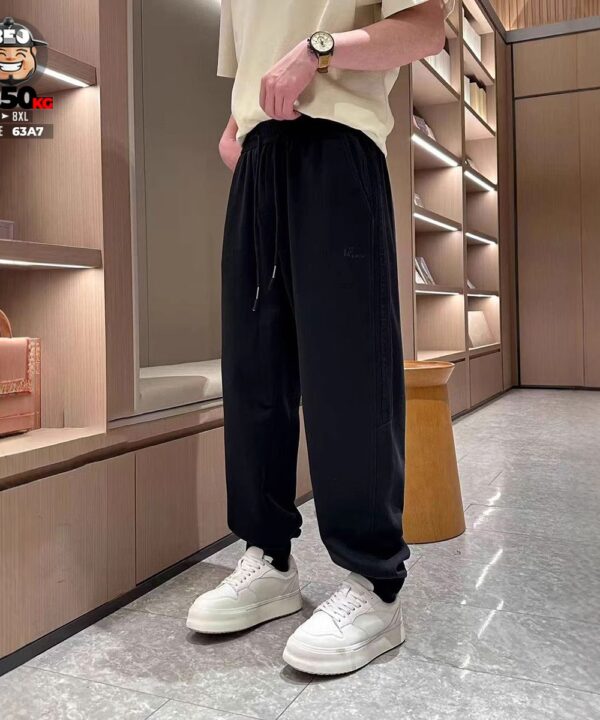 Alternative view of Quần dài jogger thun chỉ nổi ngang hông logo chữ đùi